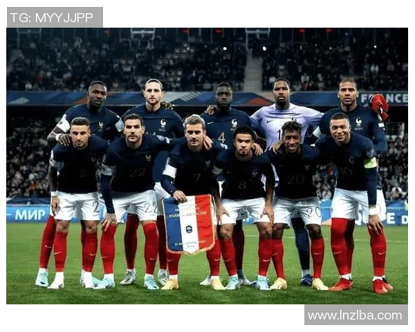 当两位绿茵巨星在赛场中央紧紧握手瞬间传递尊重与友谊