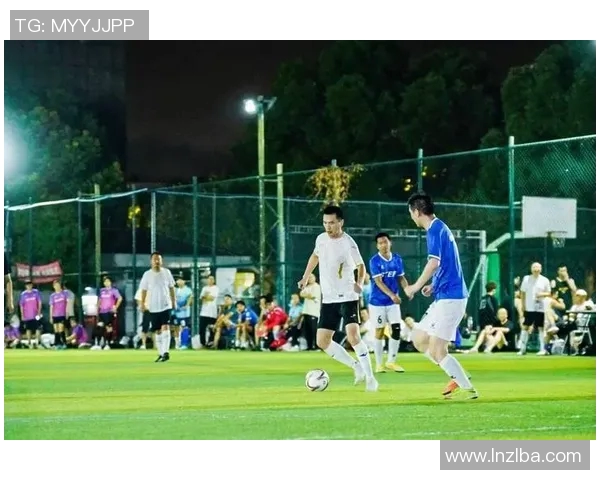 足球巨星疾步如风赛场瞬间，展现速度与力量的完美结合